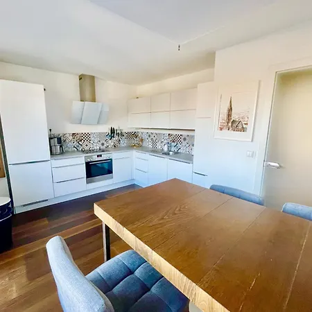 Beautiful Spacious Center Flat With Parking Option דירה *