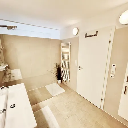 アパート Beautiful Spacious Center Flat With Parking Option