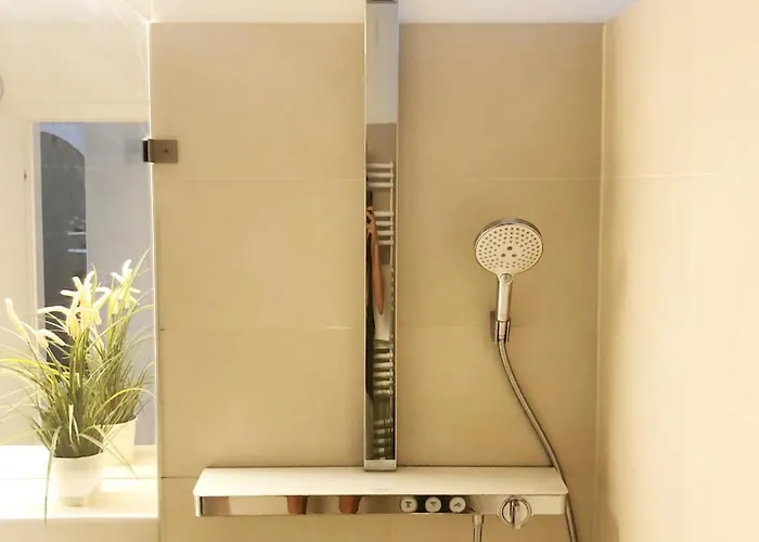 Beautiful Spacious Center Flat With Parking Option *