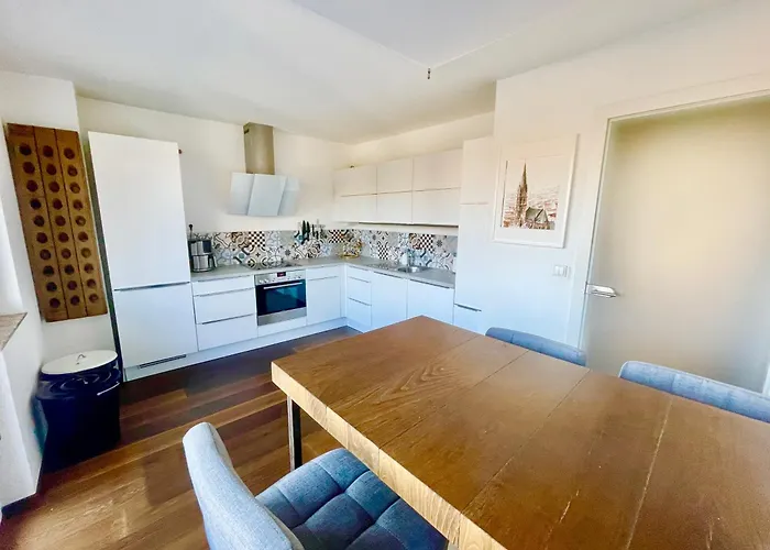 Beautiful Spacious Center Flat With Parking Option 公寓 *